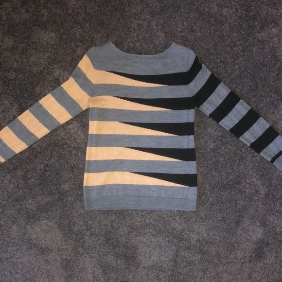 The Limited Sweater Size Medium - Picture 3 of 3